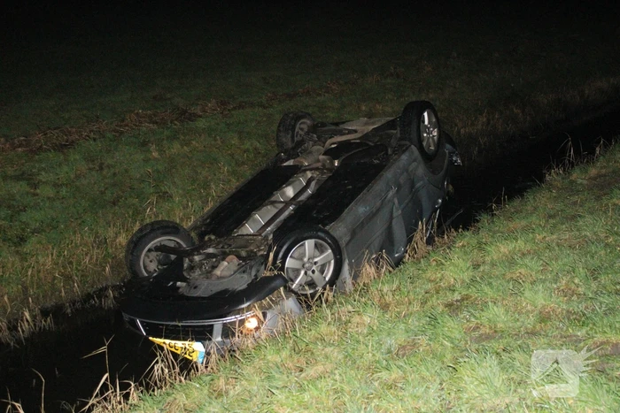 Auto op de kop in de sloot