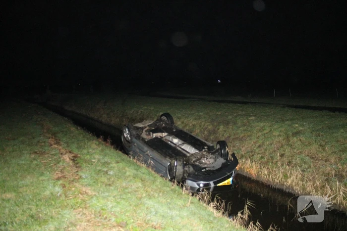 Auto op de kop in de sloot