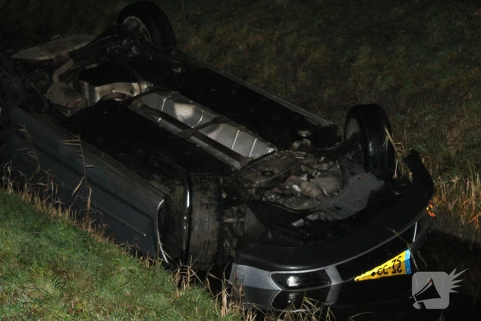 Auto op de kop in de sloot