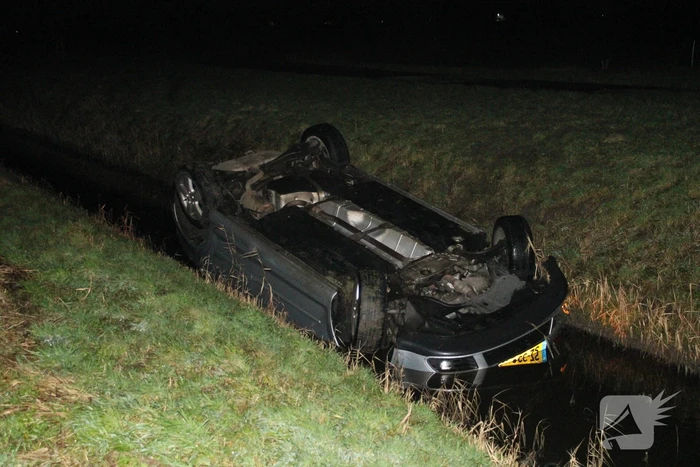 Auto op de kop in de sloot