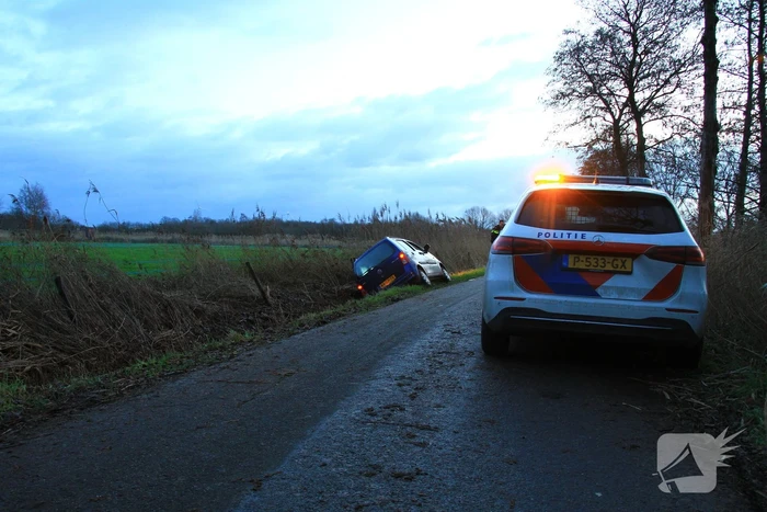 Automobilist vliegt uit de bocht en belandt in sloot