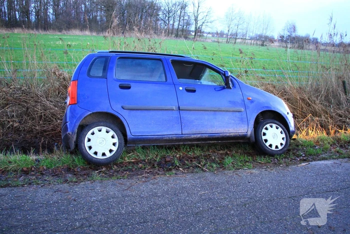 Automobilist vliegt uit de bocht en belandt in sloot