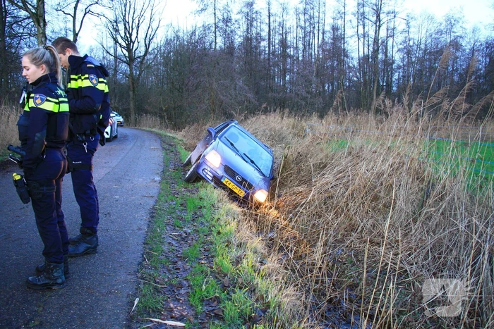 Automobilist vliegt uit de bocht en belandt in sloot
