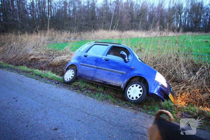Automobilist vliegt uit de bocht en belandt in sloot