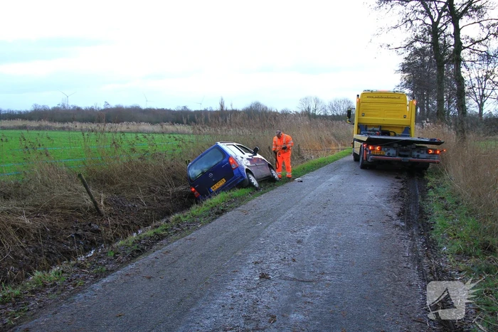 Automobilist vliegt uit de bocht en belandt in sloot