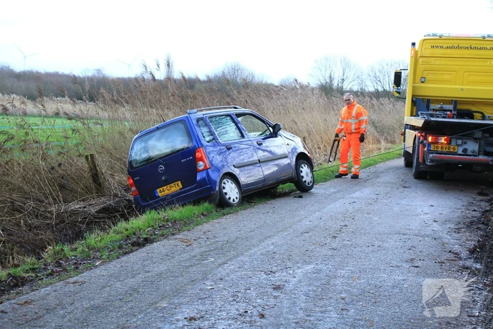 Automobilist vliegt uit de bocht en belandt in sloot