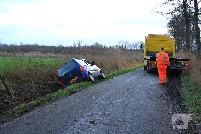 Automobilist vliegt uit de bocht en belandt in sloot