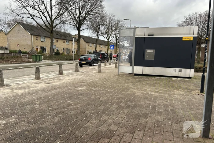 Fietser zwaargewond bij botsing met bestelbus
