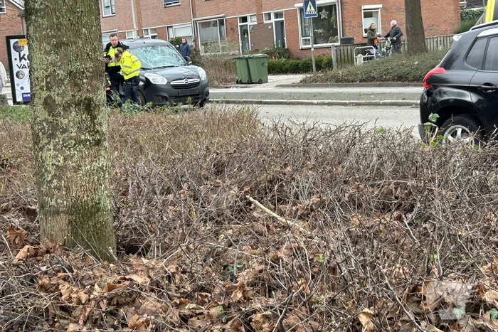 Fietser zwaargewond bij botsing met bestelbus