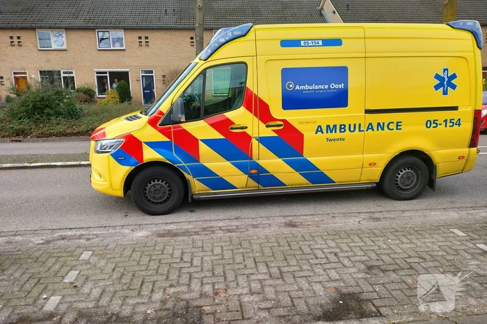 Fietser zwaargewond bij botsing met bestelbus