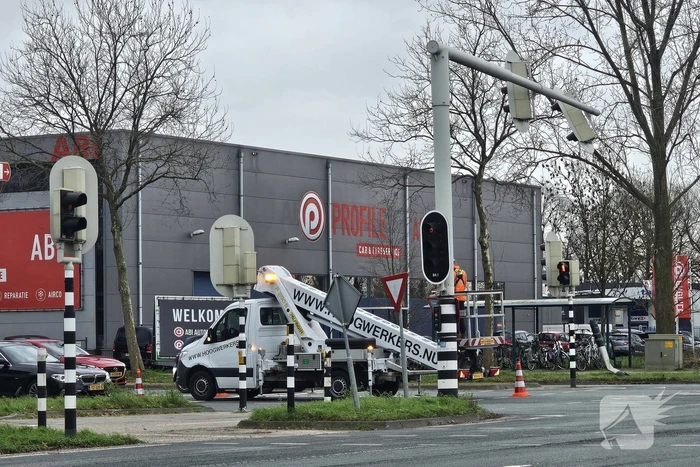 Verkeerslicht hangt los boven fietspad