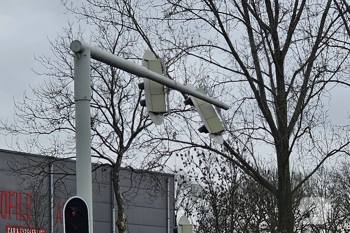 Verkeerslicht hangt los boven fietspad