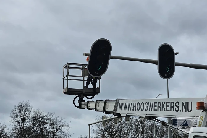 Verkeerslicht hangt los boven fietspad