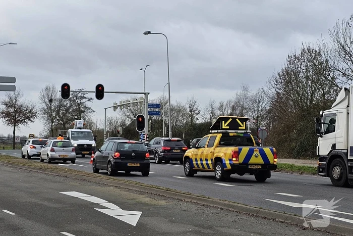 Verkeerslicht hangt los boven fietspad