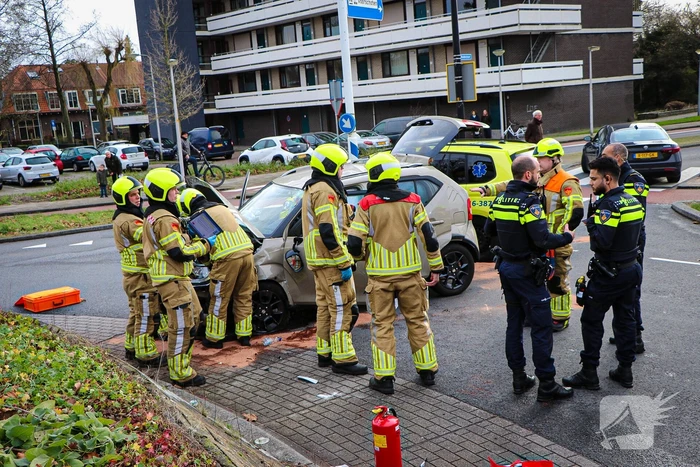 Bestuurder knalt tegen rotonde en belandt op zijkant