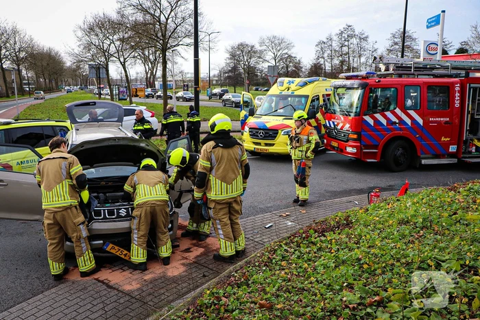 Bestuurder knalt tegen rotonde en belandt op zijkant