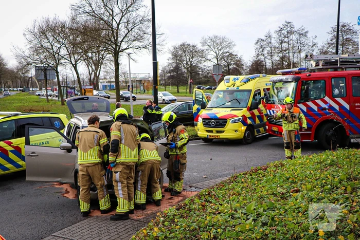 Bestuurder knalt tegen rotonde en belandt op zijkant