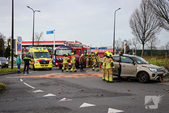 Bestuurder knalt tegen rotonde en belandt op zijkant