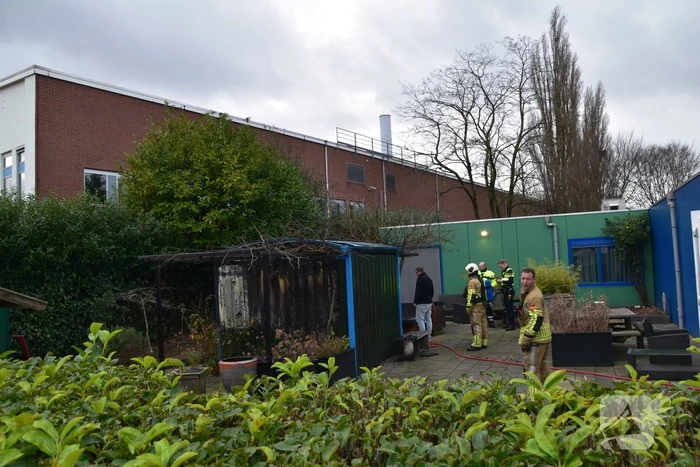 Rookhok van buurthuis beschadigd door brand