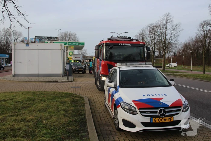 Bakwagen en auto beschadigd door ongeval