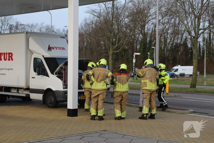 Bakwagen en auto beschadigd door ongeval