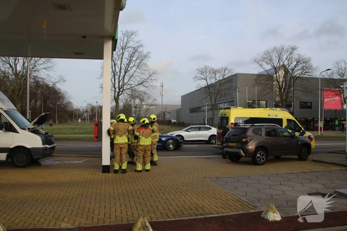 Bakwagen en auto beschadigd door ongeval