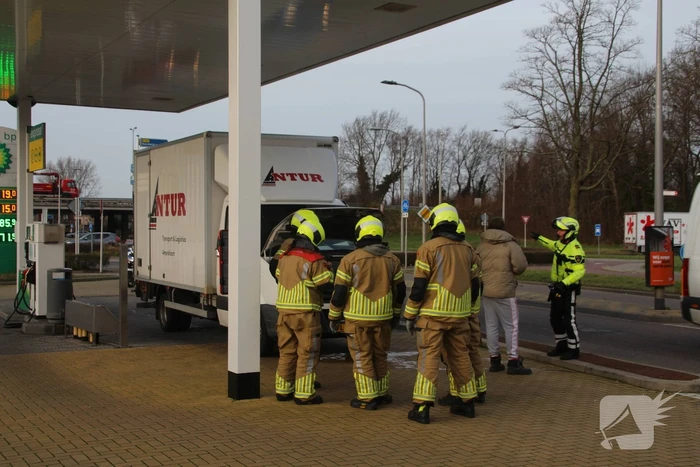 Bakwagen en auto beschadigd door ongeval