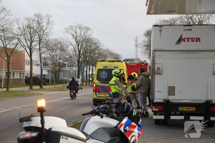 Bakwagen en auto beschadigd door ongeval