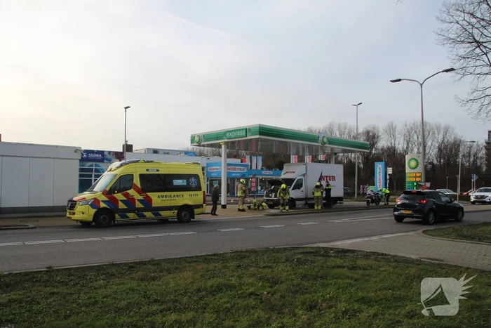 Bakwagen en auto beschadigd door ongeval