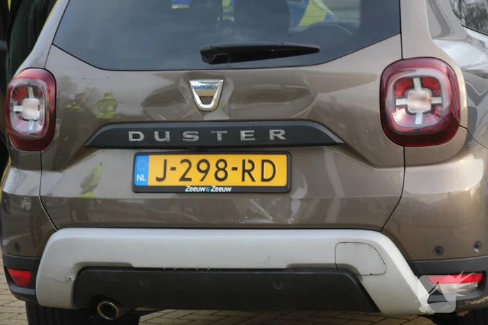 Bakwagen en auto beschadigd door ongeval