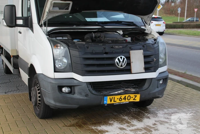 Bakwagen en auto beschadigd door ongeval