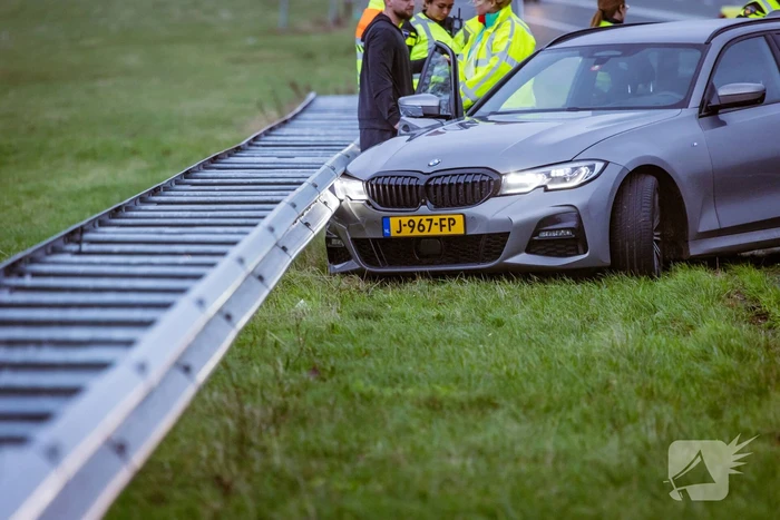 Auto knalt hard tegen vangrail