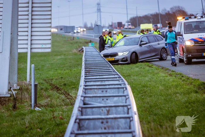 Auto knalt hard tegen vangrail