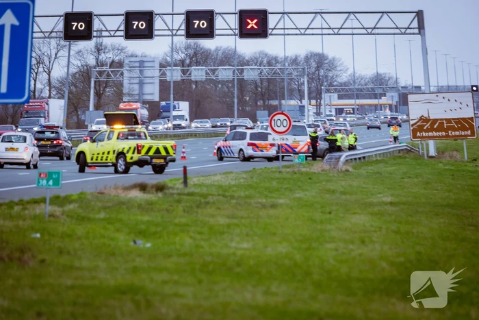 Auto knalt hard tegen vangrail