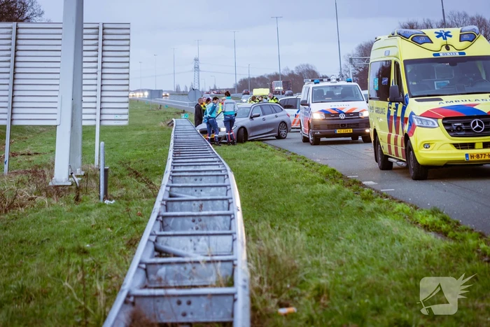 Auto knalt hard tegen vangrail