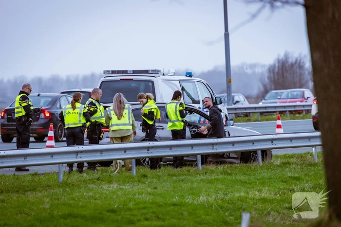 Auto knalt hard tegen vangrail