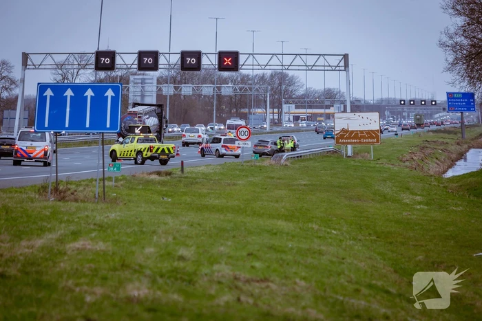 Auto knalt hard tegen vangrail