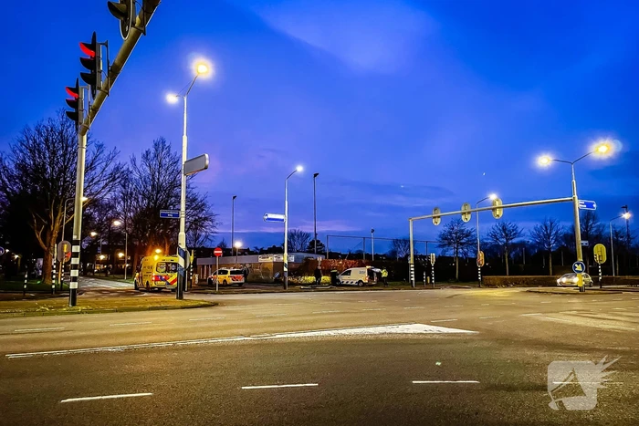 Lijnbus raakt van de weg en ramt verkeersbord en hekwerk