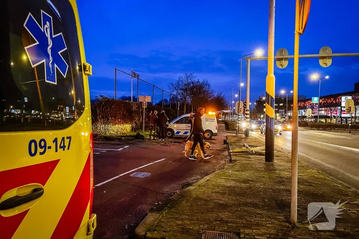 Lijnbus raakt van de weg en ramt verkeersbord en hekwerk