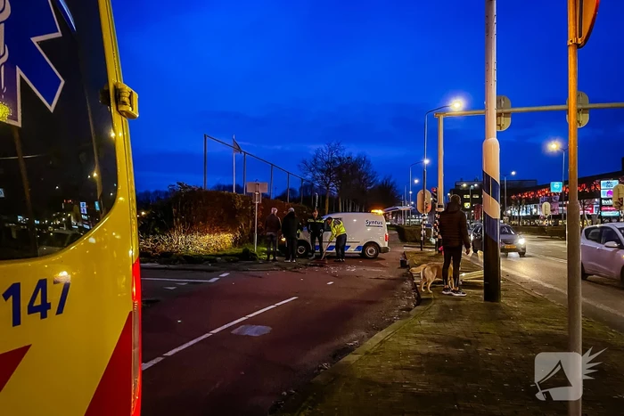 Lijnbus raakt van de weg en ramt verkeersbord en hekwerk