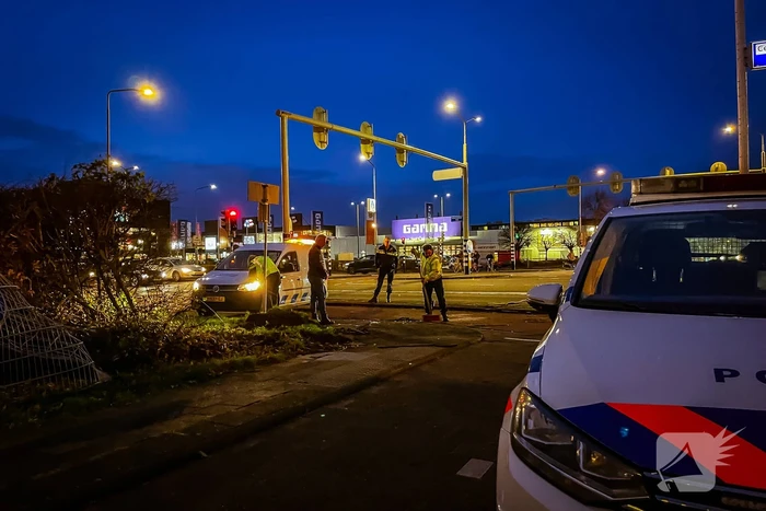 Lijnbus raakt van de weg en ramt verkeersbord en hekwerk