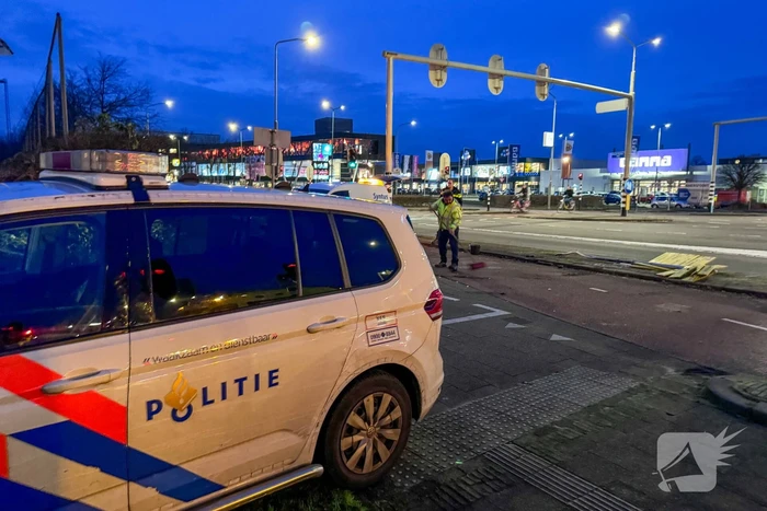 Lijnbus raakt van de weg en ramt verkeersbord en hekwerk
