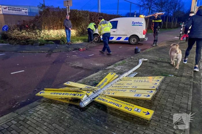 Lijnbus raakt van de weg en ramt verkeersbord en hekwerk