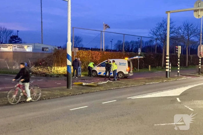 Lijnbus raakt van de weg en ramt verkeersbord en hekwerk