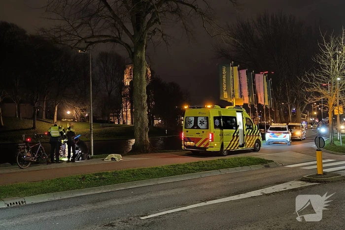 Fietser en automobilist in botsing