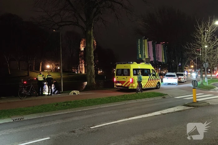 Fietser en automobilist in botsing