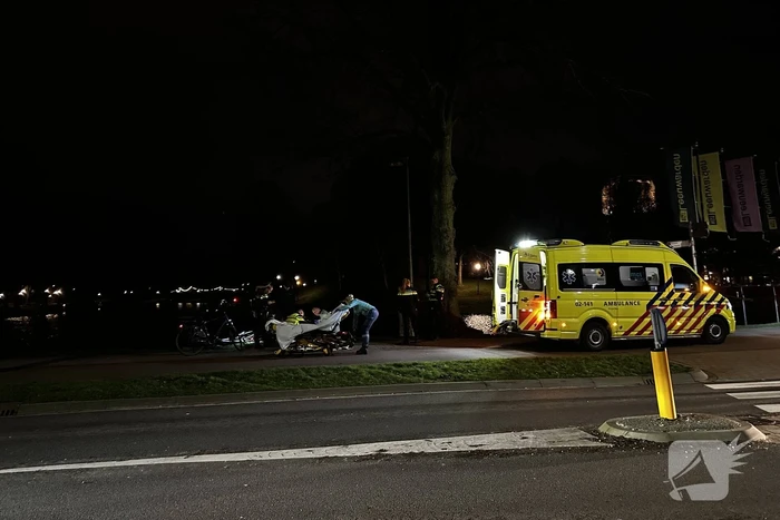 Fietser en automobilist in botsing