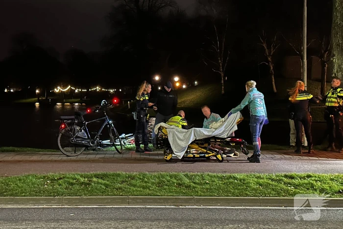 Fietser en automobilist in botsing