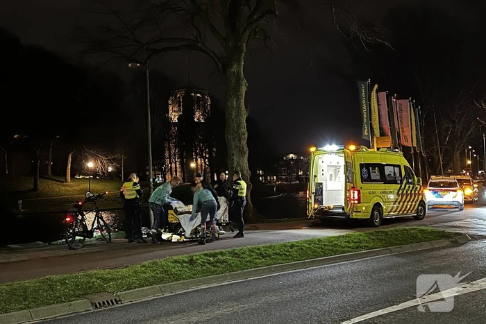 Fietser en automobilist in botsing