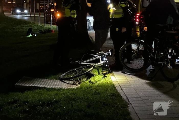 Fietser en automobilist in botsing
